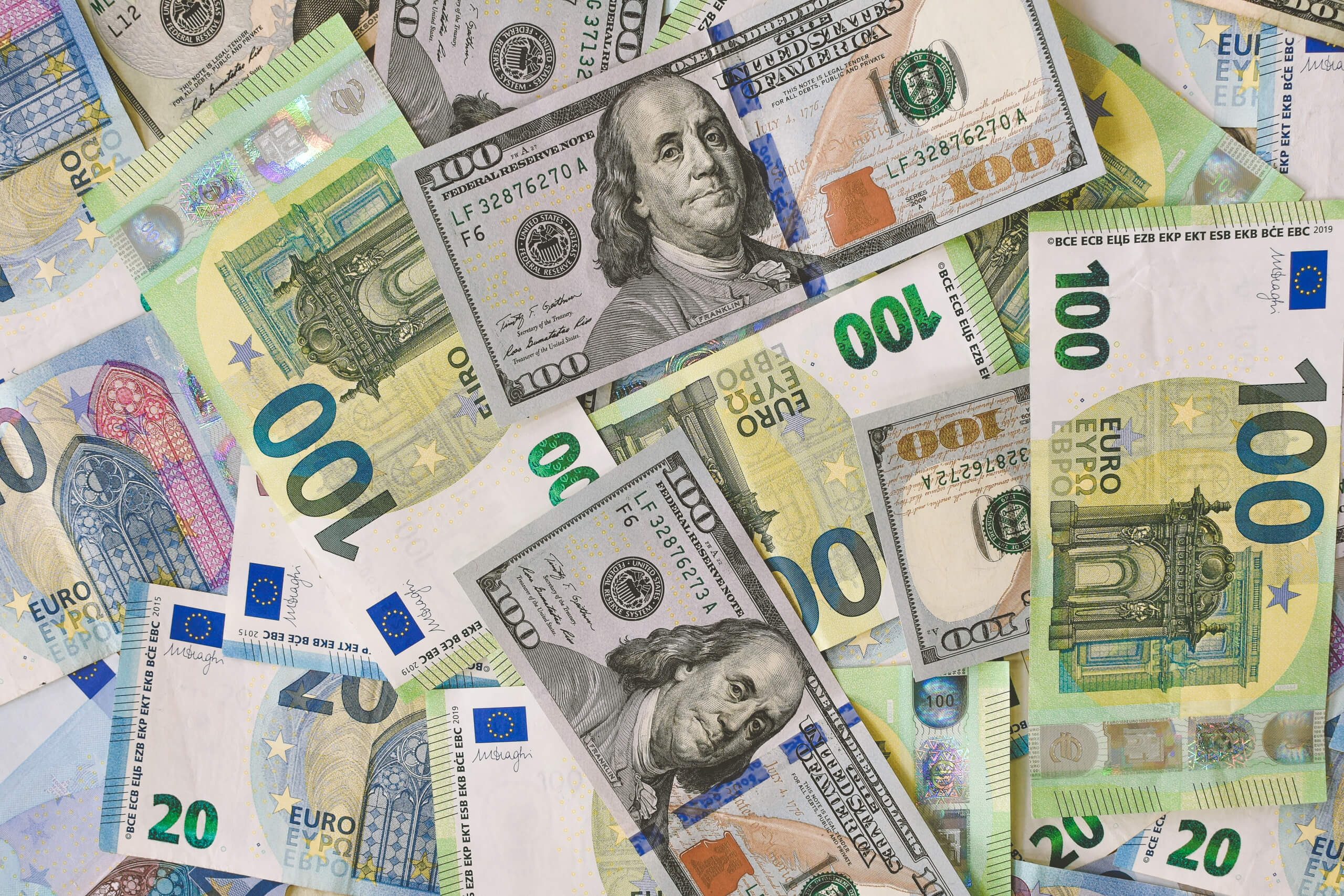 Pound-Sterling-wavers-against-EUR-and-USD