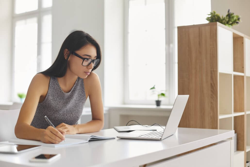 woman checking Forward contracts